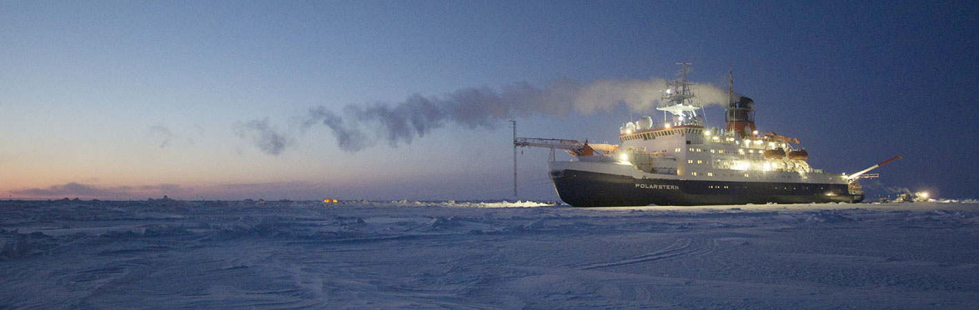 Schiff in der Dämmerung in arktischen Gewässern (Symbolbild)
