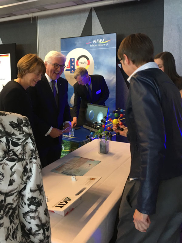 Präsident Steinmeier und Ehefrau Büdenbender informieren sich über die deutsch-neuseeländische Zusammenarbeit in Wissenschaft und Technologie