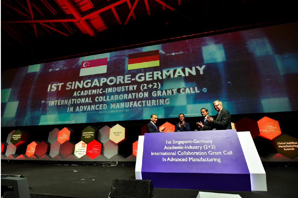 Das Foto zeigt Gruppe von Vertretern aus Deutschland und Singapur, die ein Förderprogramm vorstellen.