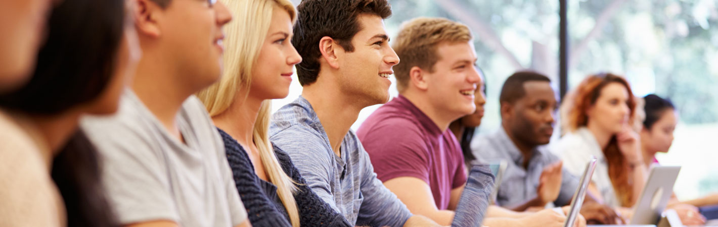 Studierende im Hörsaal mit Notebooks