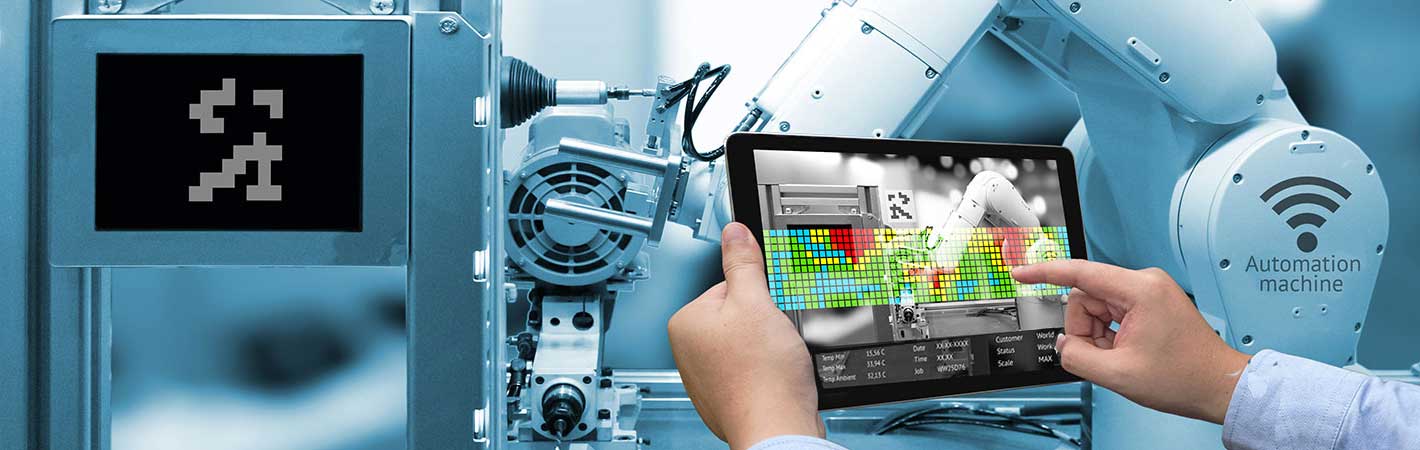 Industrie 4.0: Steuerung industrieller Produktionsanlage über ein Tablet (Symbolbild)
