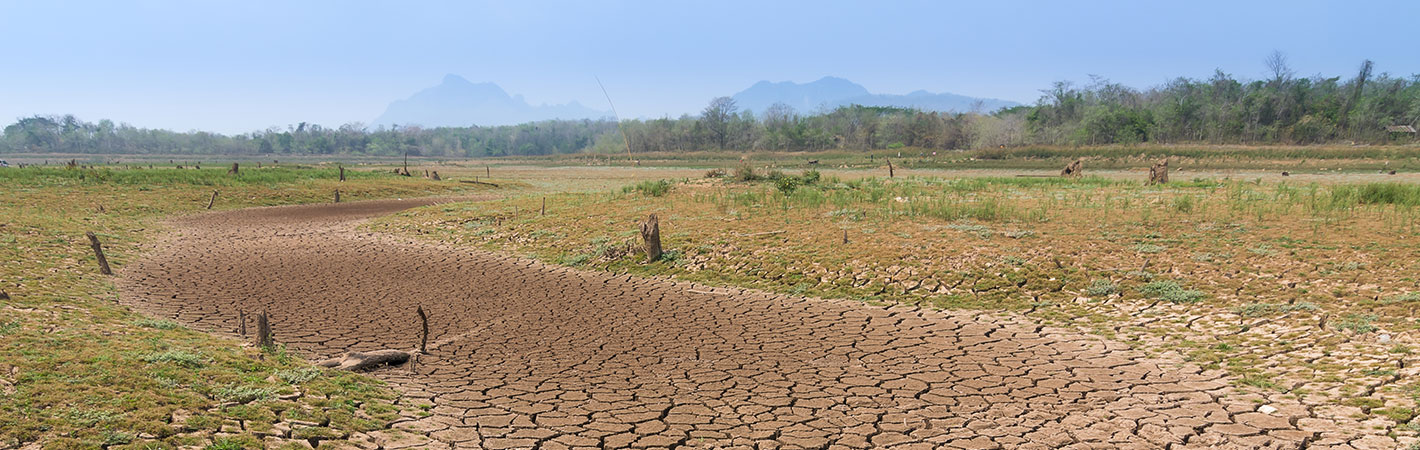 Ausgetrocknetes Wasserreservoir als Symbol für den Klimawandel 