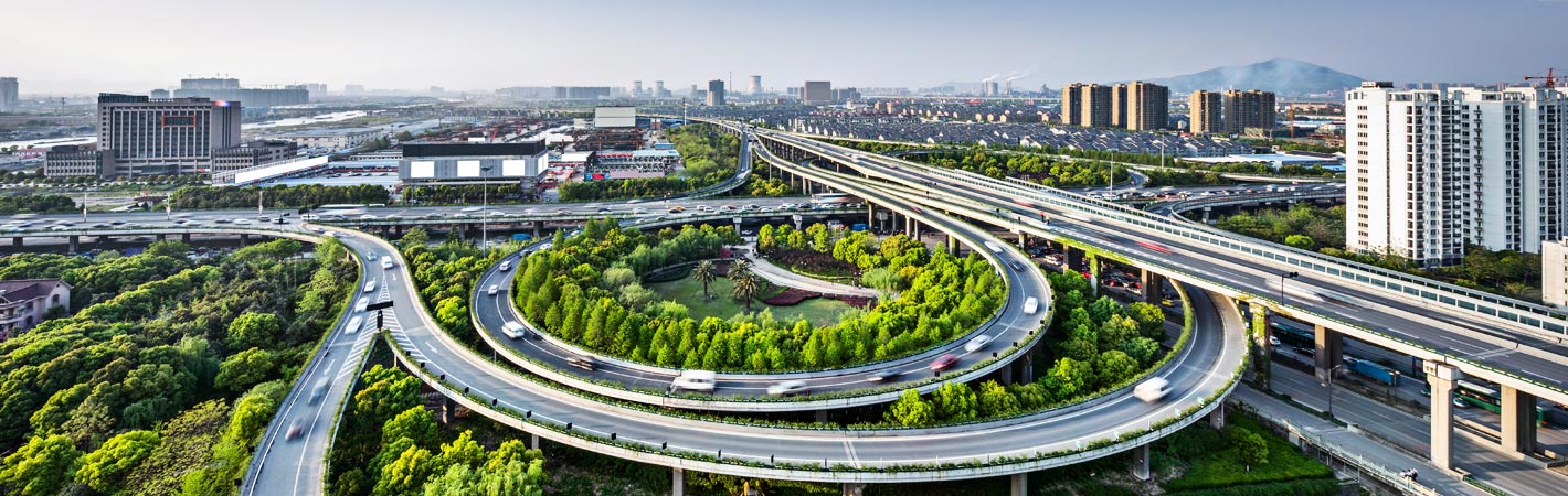 Schnellstraßen und Tangenten vor urbaner Siedlung (Symbolbild)