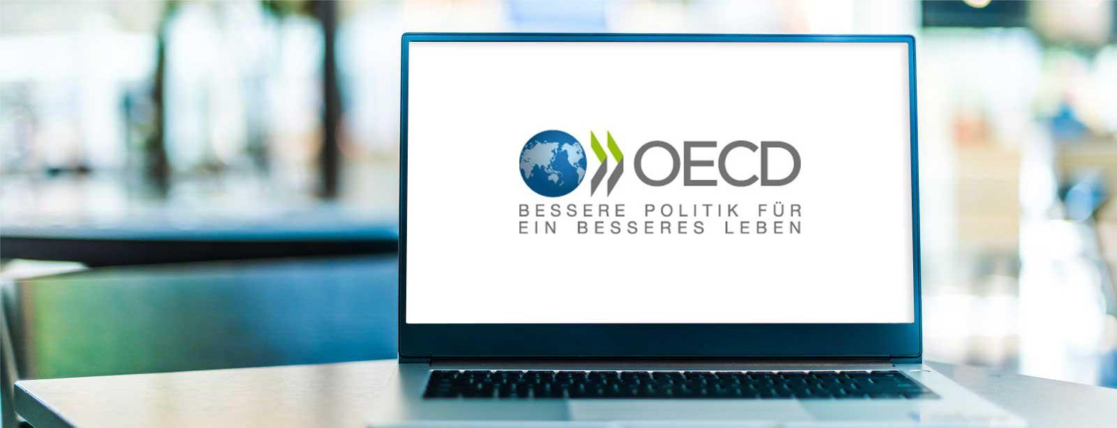 Laptop mit dem Logo der OECD auf dem Display