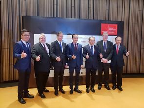 Bei der Messe „Industrial Transformation Asia Pacific 2018“ kommt eine Gruppe von Regierungsvertretern aus Deutschland und Singapur zusammen.