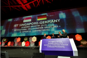 Eine Gruppe von Regierungsvertretern aus Deutschland und Singapur stellt das deutsch-singapurische Förderprogramm Wissenschaft und Wirtschaft (2+2) vor